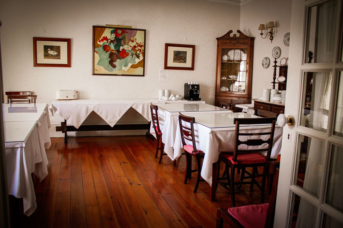 Sala de refeições com mesas de toalha branca
